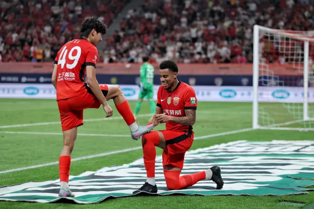 英超倒计时;上海海港关键时刻调整名单;细节引发关注;赛场秩序良好;控场能力受关注 英超倒计时;上海海港关键时刻调整名单;细节引发关注;赛场秩序良好;控场能力受关注