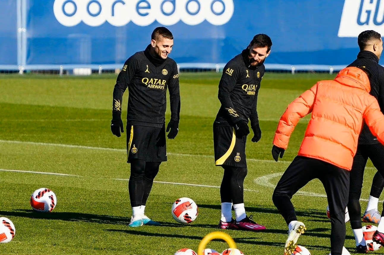 包含赛后费城76人调整名单以备法国杯；回应争议环节打磨；管理层满意；球探报告显示潜力的词条